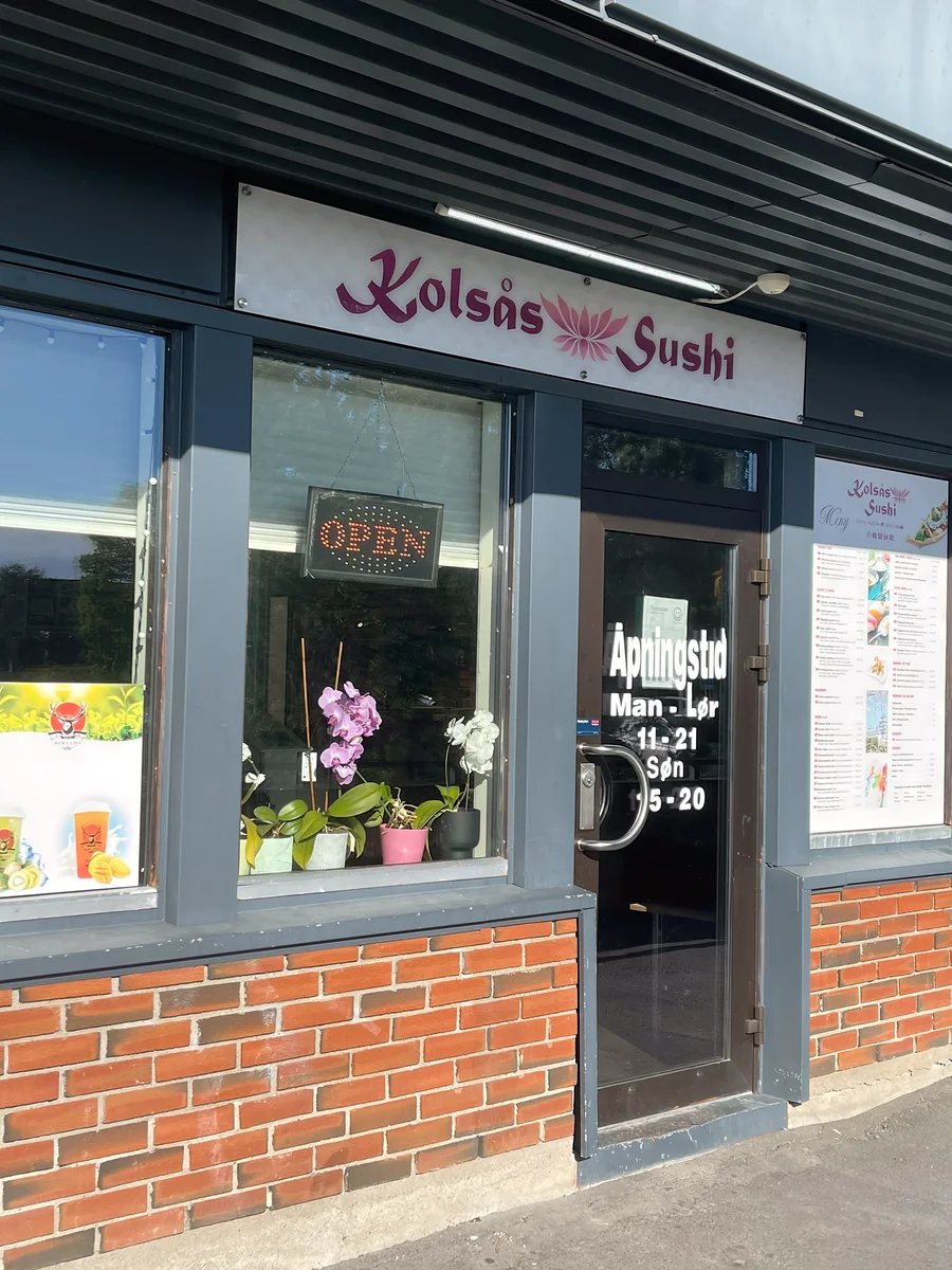 Kolsås Sushi inngang med åpningstider ved Kolsås Senter i Bærum